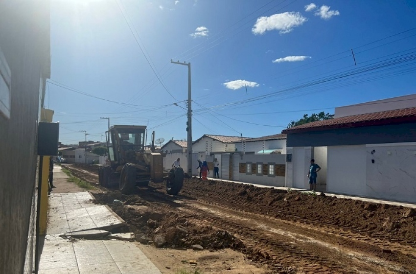No bairro Raquel Gadelha, Prefeitura de Sousa prepara rua para receber pavimentação asfáltica